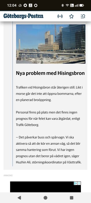 Göteborgs skyline med moderna byggnader och bron Hisingsbron i förgrunden under en klarblå himmel.