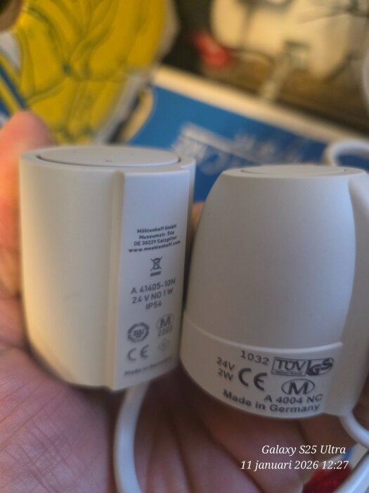 Två ställdon i handen, ett märkt A41405-10N 24V NO och ett märkt A4004 NC, med diskussion om NO och NC-logik.
