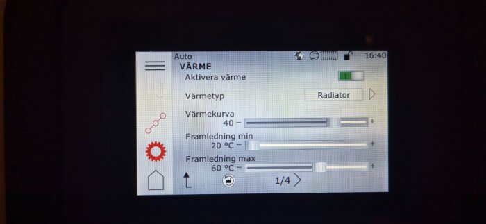Display på Thermia Calibra värmepump visar inställningar för värmekurva och framledningstemperaturer med reglage och ikoner.
