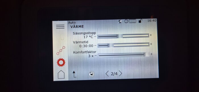 Display på Thermia Calibra visar inställningar för värme, säsongstopp 17°C, värmetid 0:30, komfortfaktor 3x i auto-läge.