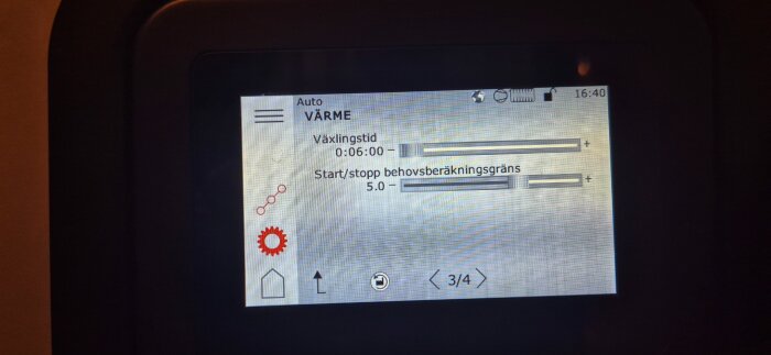 Skärm av en Thermia Calibra-värmepump som visar inställningar för växlingstid och start/stopp behovsberäkningsgräns. Uhr 16:40.