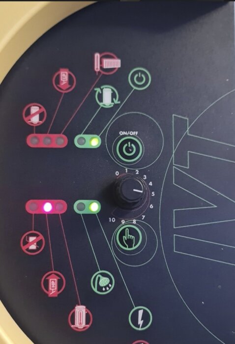 Kontrollpanel med olika indikatorlampor, varav några lyser; en användare söker hjälp för att förstå en av varningslamporna.