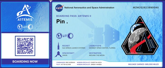 Illustrerad boardingpass för NASA Artemis II med destination till månen, lanseras från Kennedy Space Center. QR-kod och symboler för raket och rymdfarkost.
