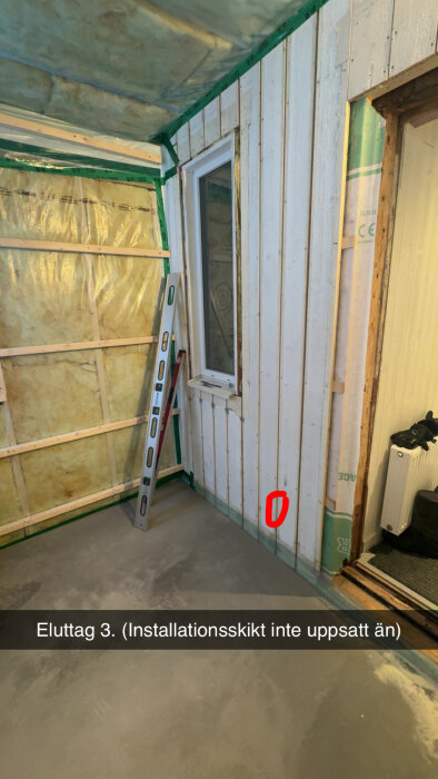 Oisolerat rum med träpanel och fönster, isoleringsmaterial synligt. En nivå är lutad mot väggen. Text på bilden om eluttag och installationsskikt.