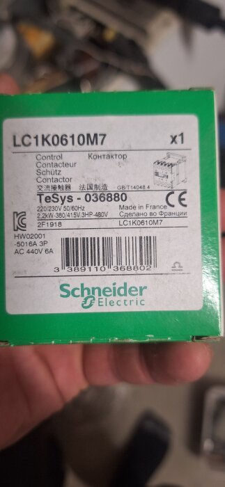 Grön låda med produktetikett för Schneider Electric LC1K0610M7 kontaktor, detaljer om spänning och kapacitet, streckkod och tillverkningsland.
