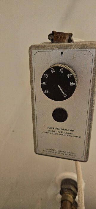 Termostat för elpatron från Relek Produktion AB, inställd på cirka 45 grader, med uppmaning om vattenfyllning innan spänningssättning.