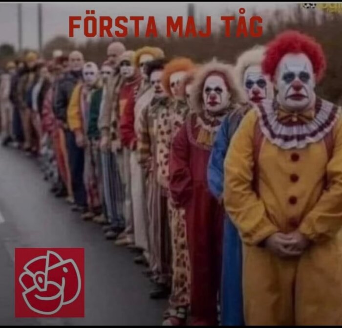 En rad av clowner i färgglada dräkter, uppradade på en väg med text "Första maj tåg" ovanför och ett politiskt partis logotyp i hörnet.