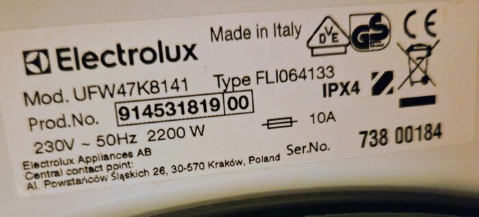 Etikett på en Electrolux-apparat med modellnummer UFW47K8141, 230V, 50Hz, tillverkad i Italien, innehåller CE- och GS-märkning.