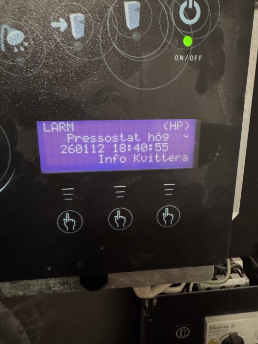 Display på värmepump visar larmmeddelandet "Pressostat hög" med tidpunkt och kvitteringsalternativ.