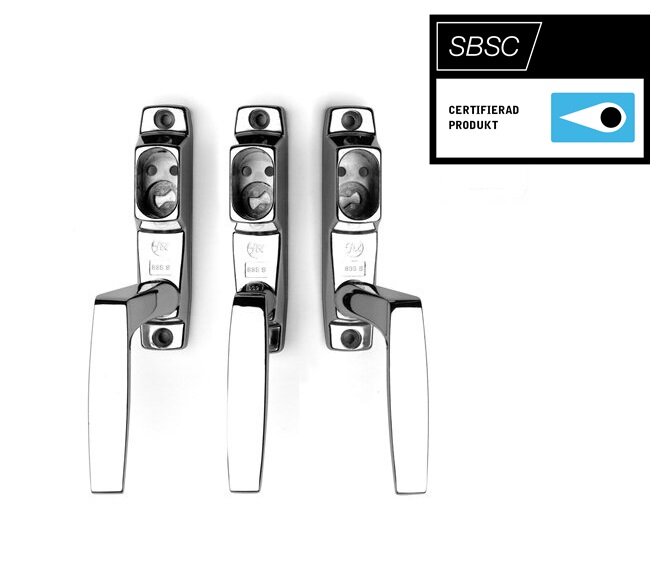 Tre kromade fönsterhandtag med lås, märkta som SBSC-certifierade produkter.