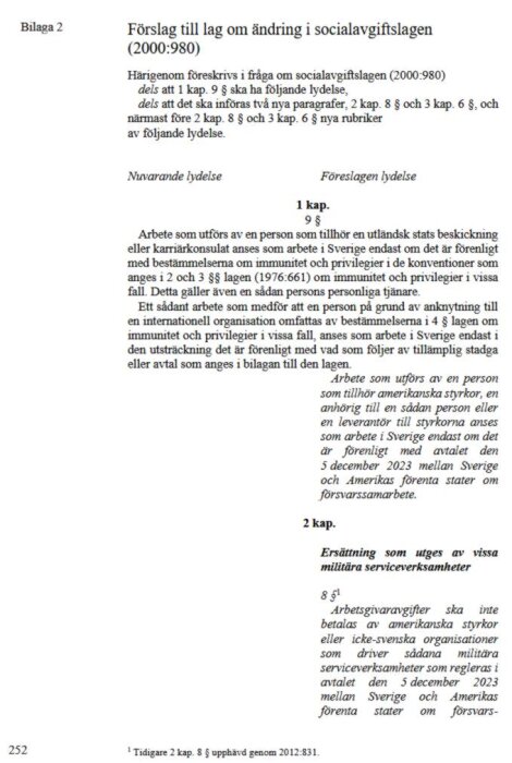 Förslag till lagändring i socialavgiftslagen (2000:980), kapitel om arbeten för personer tillhörande utländska styrkor, med nuvarande och föreslagen lydelse.