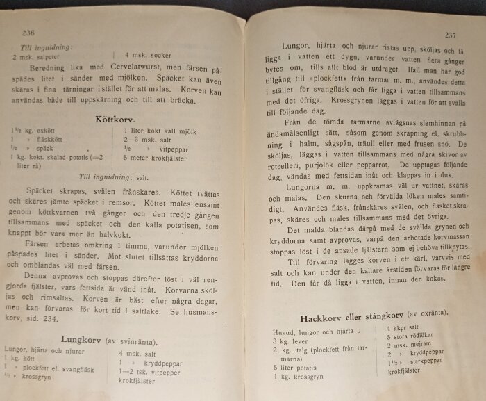 Öppen kokbok med instruktioner för att göra köttkorv, lungkorv och hackkorv, från en hundratioårig bok under första världskriget.