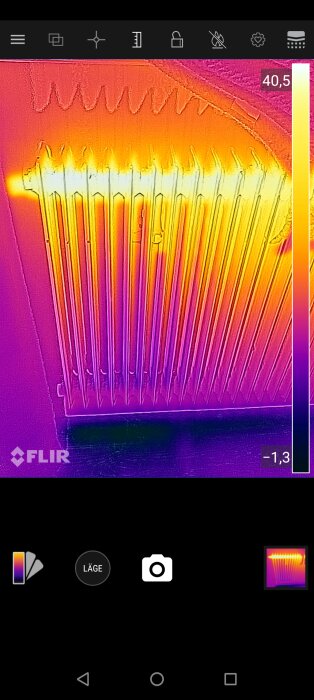 Termisk bild av radiator som visar värmekonturer, temperaturen varierar från -1,3 till 40,5 grader Celsius, fångad med en värmekamera-app.