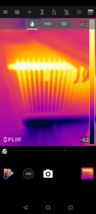 Termisk bild av en radiator utan konturer från den vanliga kameran, som visar värmefördelningen med olika färgnyanser.