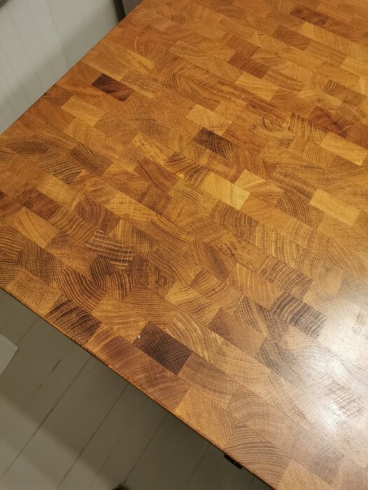 Träbordsyta behandlad med hårdvaxolja, visar tydlig trästruktur och variation i färgtoner.