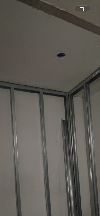 Badrum under renovering med synlig kopplingsdosa i taket ovanför där dusch planeras att installeras.