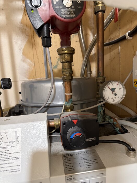 Expansionskärl installation med kopparrör, tryckmätare och ventiler i ett CTC ECO-El/Air system.