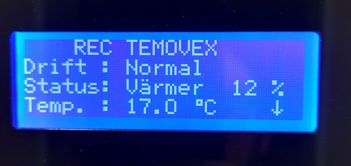 Display på REC Temovex RT Blue med texten “Drift: Normal, Status: Värmer 12%, Temp: 17.0°C” i blå färg.