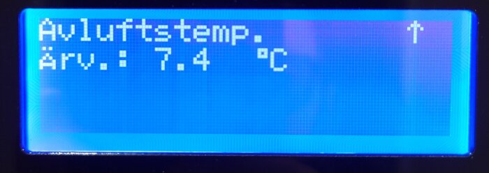 Display med text som visar "Avluftstemp. Ärv.: 7.4 °C" och en pil uppåt i ett ventilationssystem.