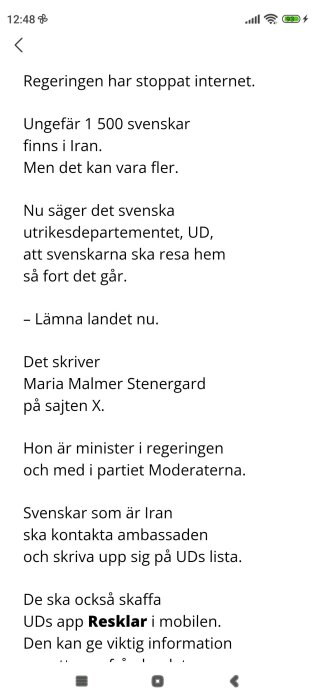 Svensk UD-text på mobilskärm med råd för svenskar i Iran om att lämna landet på grund av regeringen som stoppar internet.