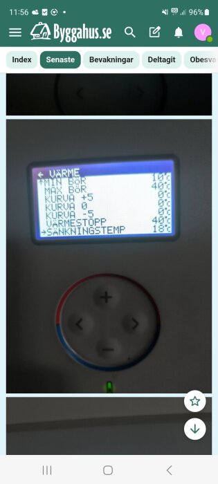 Display för temperaturinställningar med texten "VÄRME", "KURVA +5", "KURVA 0", "KURVA -5" och knappar för justering.