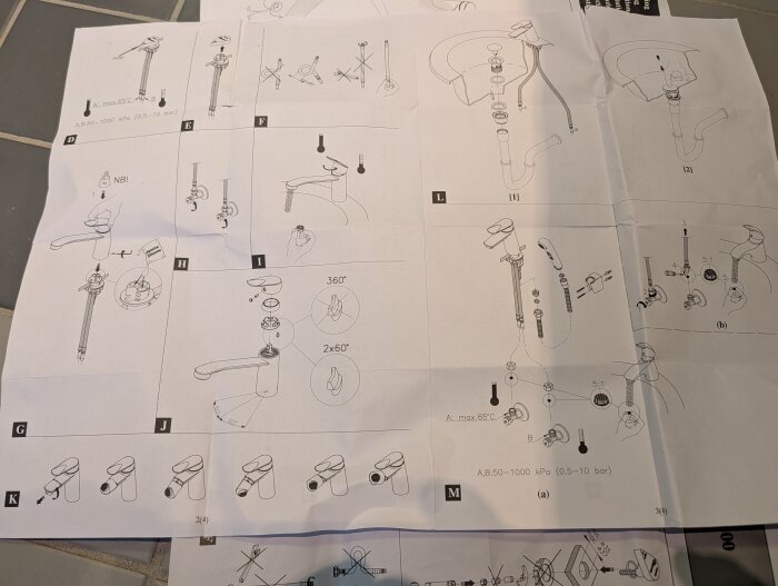 Instruktionsblad med olika steg för installation av en kran, inklusive bilder av delar och monteringsanvisningar.