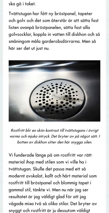 Rostfri diskho med en rund sil i botten, märkt Furhoffs, monterad i en tvättstuga.