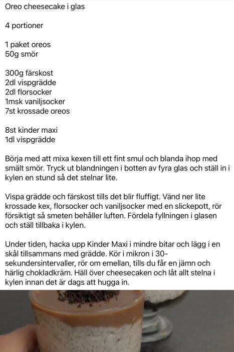 Recept för Oreo cheesecake i glas med ingredienser som Oreos, färskost, vispgrädde, florsocker och Kinder Maxi. Bild på färdig cheesecake i glas.