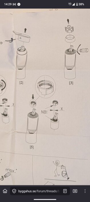Illustration som visar montering av delarna till en kran, med instruktioner för placering och verktygsanvändning.