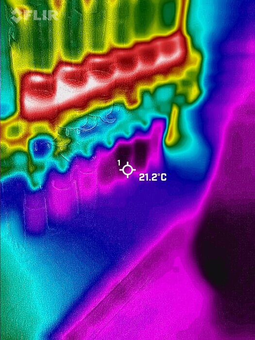 Termisk bild av en ouppvärmd vind visar temperaturfördelning med en central punkt på 21,2°C för att illustrera mekanisk ventilation.