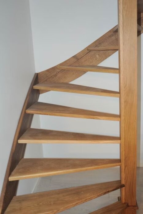 Trätrappa i spiralform, byggd i garage utan professionell verkstad.