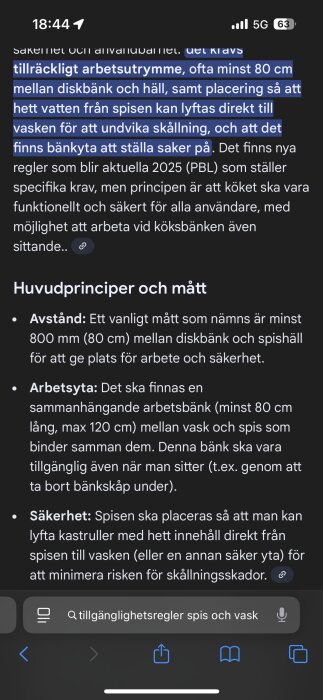 Textstycke på en smartphone-skärm som beskriver avstånd och säkerhetsregler mellan diskbänk och spishäll i köket, inklusive arbetsyta och skållningsrisk.