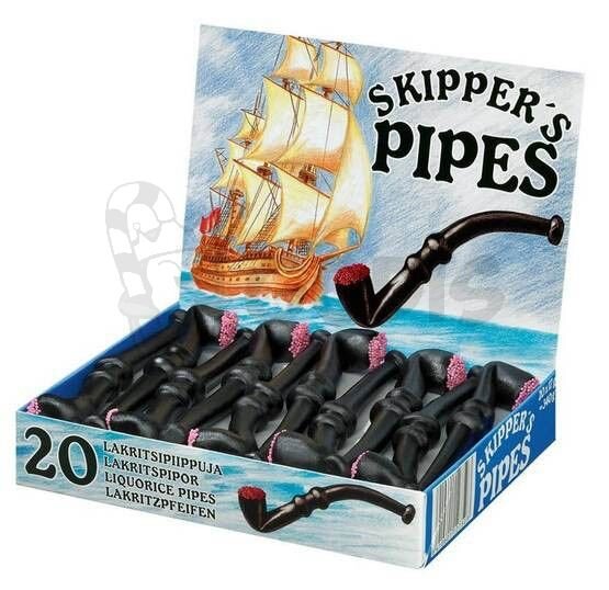 Förpackning med Skipper's Pipes lakritspipor med skeppsmotiv i bakgrunden.
