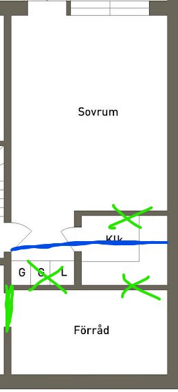 Ritning av husplan med markerade väggar att riva (gröna kryss) och golvområde med nya materialförslag under blå linje i stort rum.