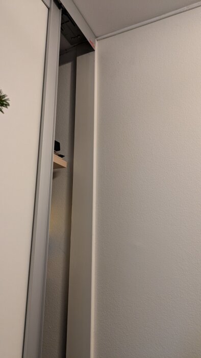 Takskena och vägg med list i ett utrymme; takskenan är inte rakt över golvskenan vilket skapar ett felaktigt intryck i konstruktionen.