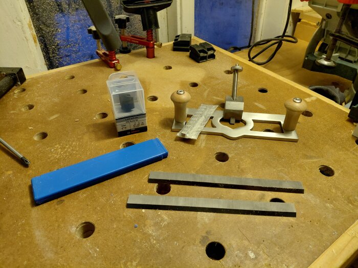 Billig grundhyvel från Kina, stål till rikthyvel från Tole och Bosch PRO 25 mm notfräs på arbetsbänk i träverkstad.