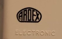 Texten "ARDEX ELECTRONIC" i svart och vitt på en elektronisk enhet.