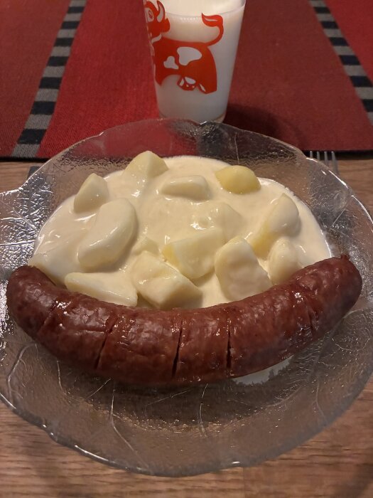 Airfryer-grillad isterband med potatis och Abbas vitvinssås på en tallrik, med ett glas mjölk i bakgrunden.