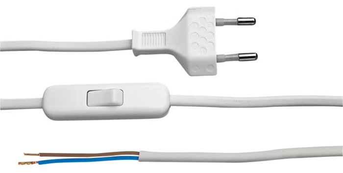 Vit elektrisk kabel med stickkontakt, strömbrytare och avslutande lösa trådar i blått och brunt.