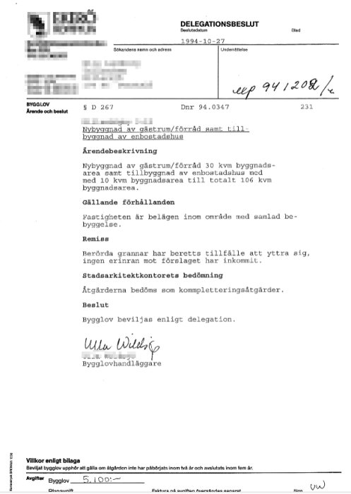 Bygglovsbeslut från 1994 för nybyggnad av gästhus/förråd och tillbyggnad av enbostadshus, totalt 106 kvm byggnadsarea. Beslut av bygglovhandläggare.