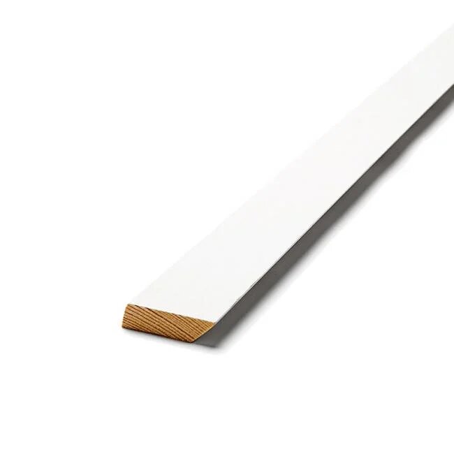 Vit sockelbräda, 12x43 mm, med träkärna, från Byggmax.
