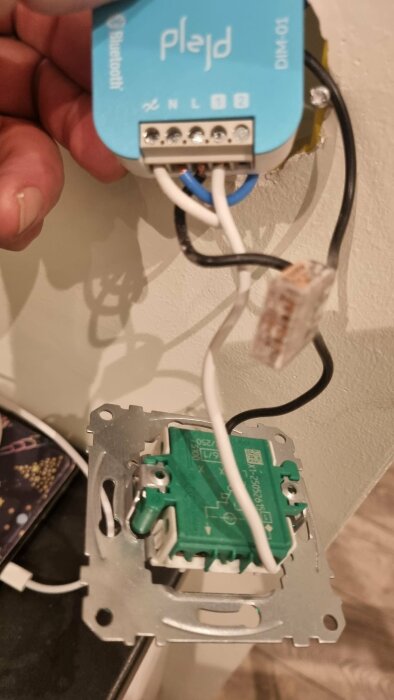 Anslutningen av ett Plejd-dimmer system med synliga kablar och strömbrytare.