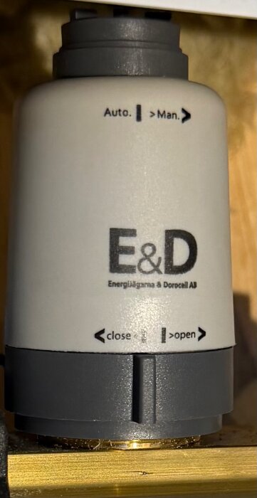 E&D termostatventil med inställningar för auto och manuell samt reglage för öppna och stänga.