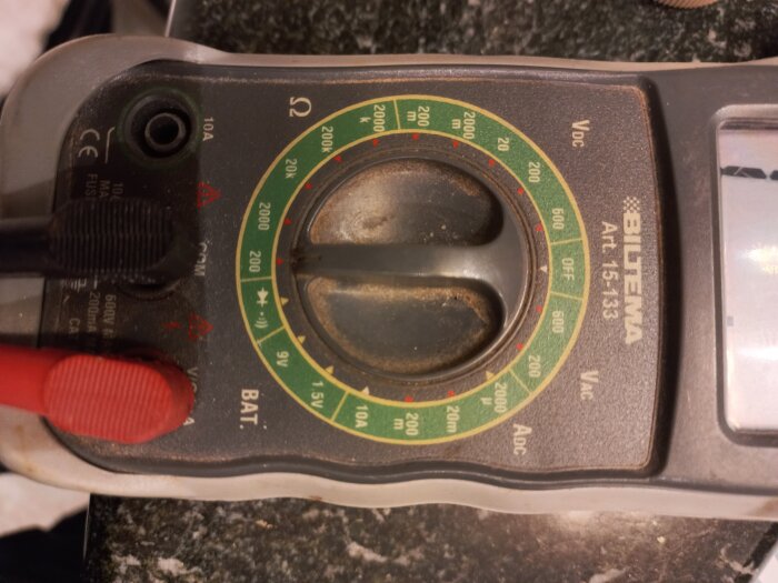 Biltema multimeter inställd på 200 ohm, med mätkablar anslutna.