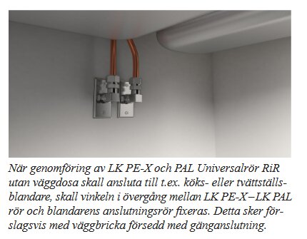 Vattenrör med fasta kopplingar i väggen under ett skåp, enligt LK:s monteringsanvisningar för PE-X och PAL rör.