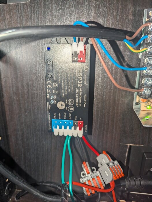 Kontroller från Gledopto med anslutna kablar, ESP32-modul synlig.