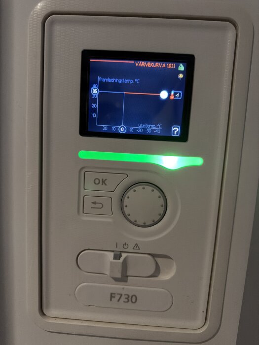 Display av luftvärmepumpen Nibe F730 med inställningar för värmekurva och framledningstemperatur, visar nuvarande utetemperatur och andra kontroller.