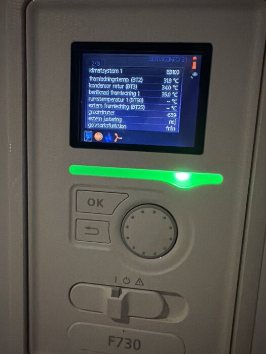 Kontrollpanel för Nibe F730 luftvärmepump med temperaturinställningar och systeminformation visas på skärmen.
