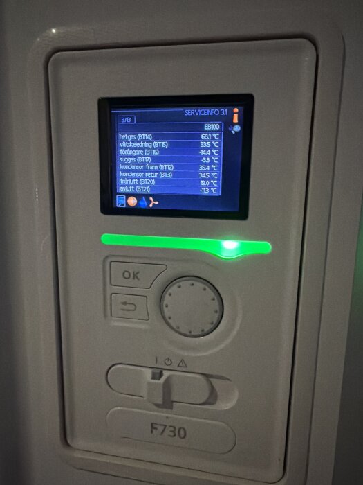 Närbild på displayen av en Nibe F730 värmepump som visar servicemeny med olika temperaturer och inställningar.