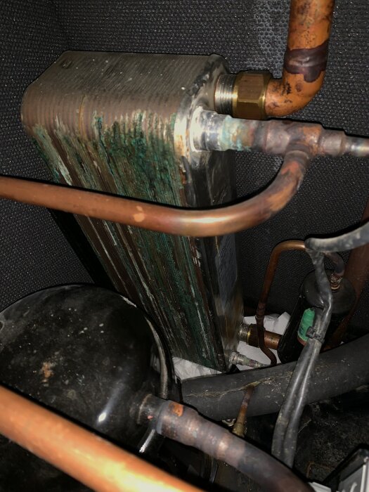 Korroderad värmeväxlare med kopparrör, misstänkt gasläcka.